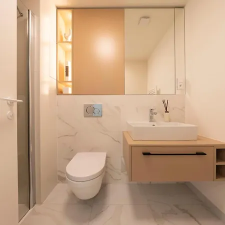 Under Castle Near Danube Appartement